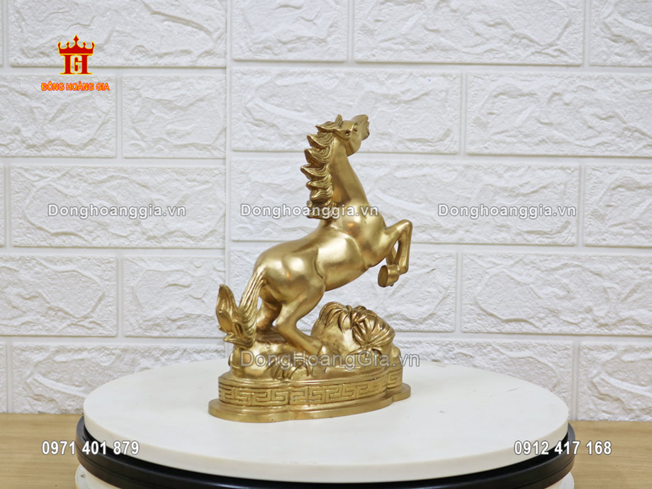 Pho tượng ngựa với màu sắc vàng sáng ánh kim sang trọng và nổi bật